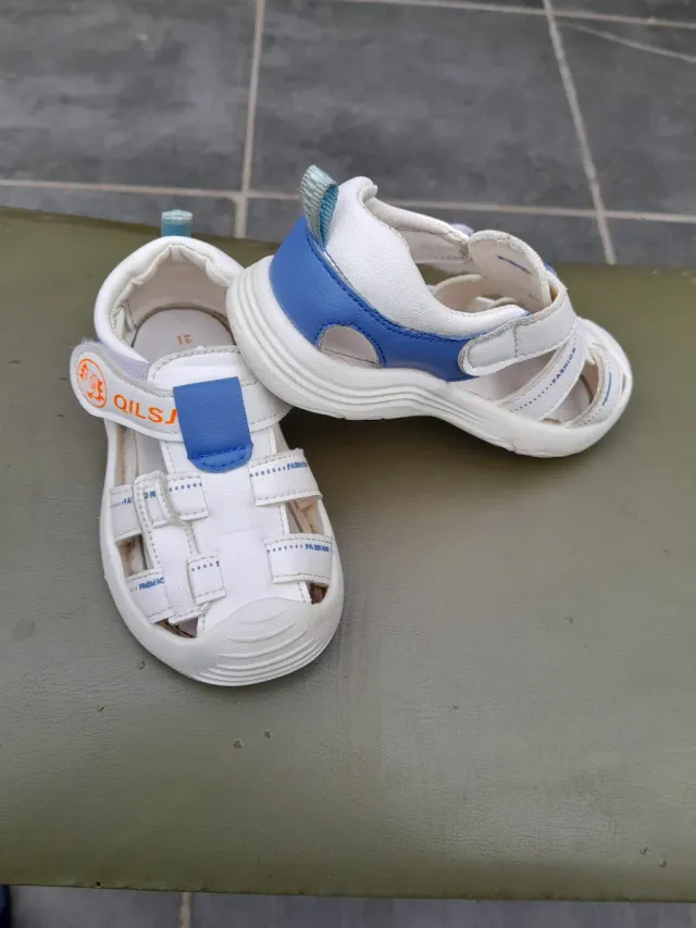 Sandalias niño blancas y azules