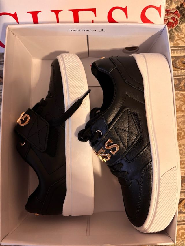 Zapatillas Guess Negras y Doradas Nuevas