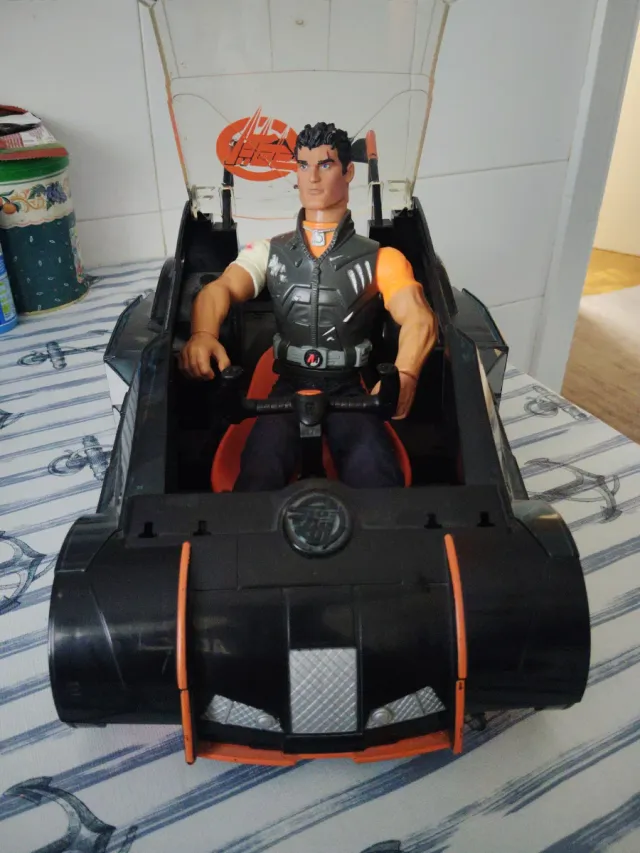 Coche y figura de acción ActionMan