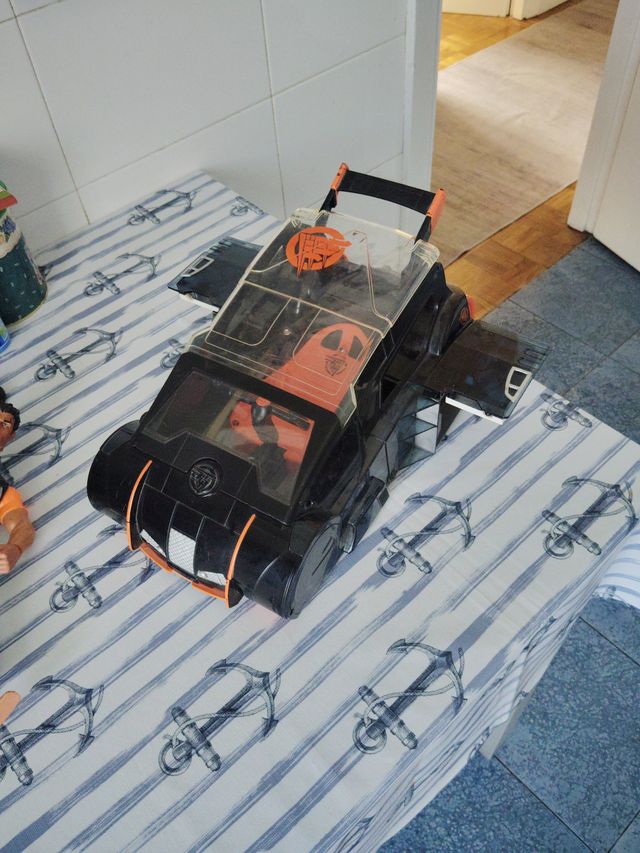 Coche y figura de acción ActionMan