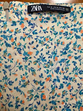 Falda Zara floral satinada talla M