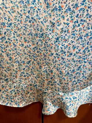 Falda Zara floral satinada talla M