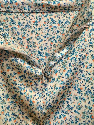 Falda Zara floral satinada talla M