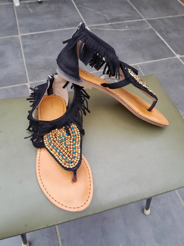 Sandalias planas mujer con abalorios