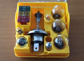 Caja bombillas de recambio H4