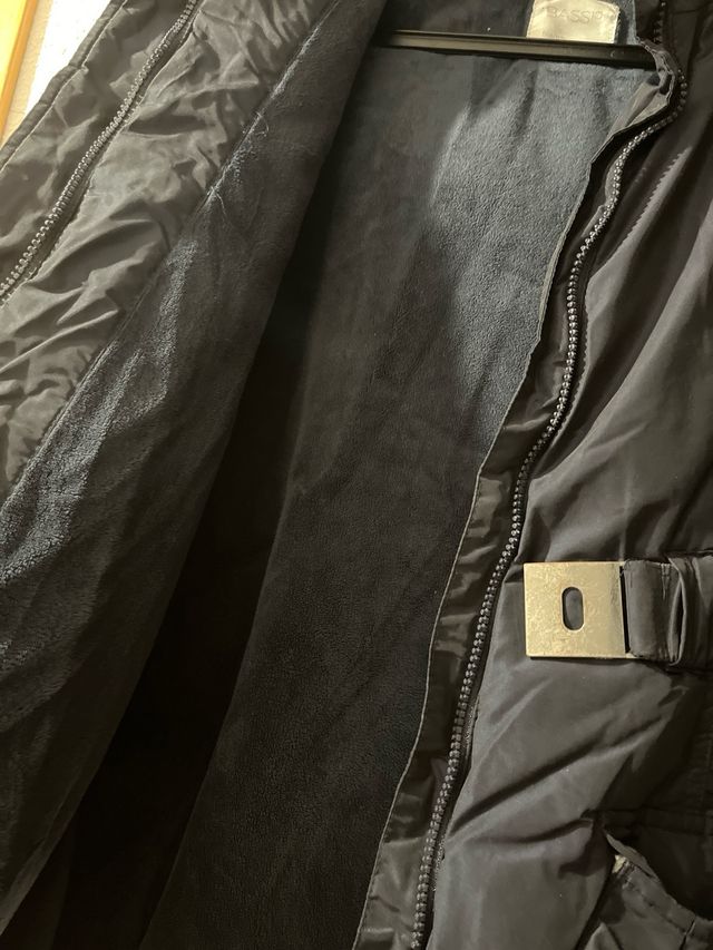 Abrigo negro con capucha y pelo