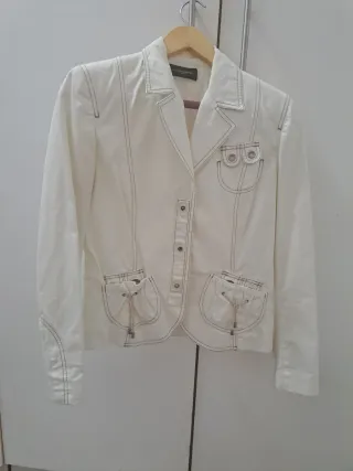 Americana blanca con pespuntes