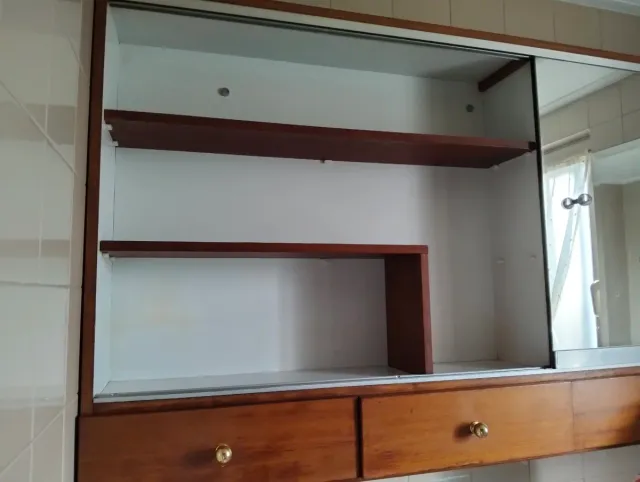 Mueble alto baño madera y cristal.Desmontado