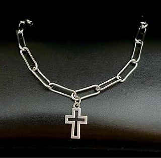 Pulsera plateada con colgante de cruz