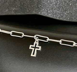 Pulsera plateada con colgante de cruz