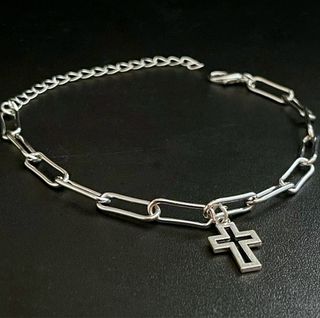 Pulsera plateada con colgante de cruz