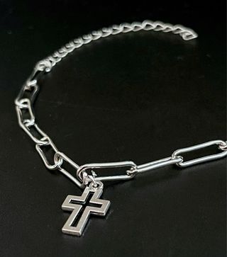 Pulsera plateada con colgante de cruz