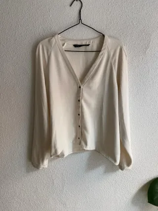 Blusa beige botones negros