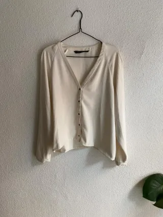 Blusa beige botones negros