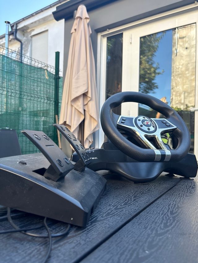 Volante y Pedales Thrustmaster PS4 y PS3