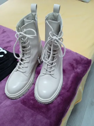 Botas de mujer con cordones beige