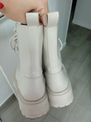 Botas de mujer con cordones beige