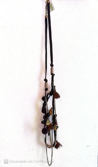 Collar largo con detalles dorados