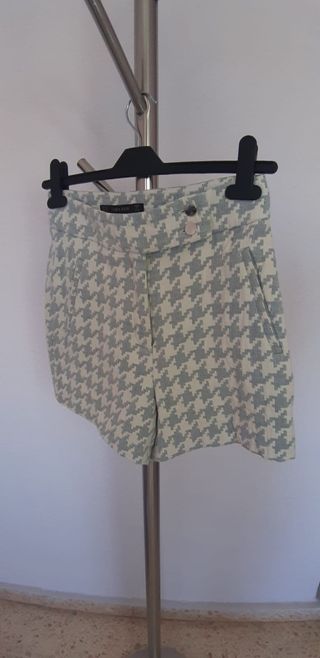 Pantalones cortos. De Zara. Nuevos totalmente. Col