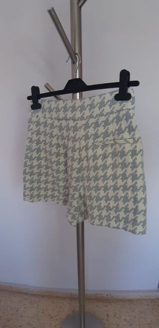 Pantalones cortos. De Zara. Nuevos totalmente. Col