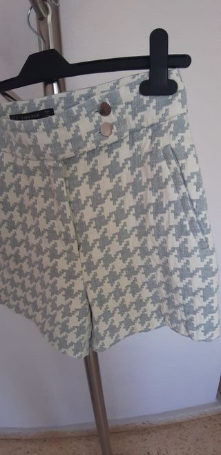 Pantalones cortos. De Zara. Nuevos totalmente. Col