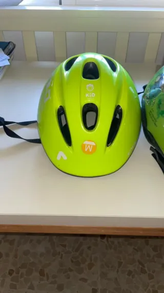 Bici B'Twin con casco (rueda pinchada)