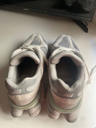 Zapatillas New Balance 9060 Gris Talla 43