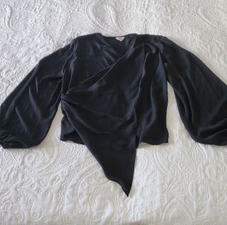 Blusa negra manga abullonada