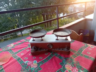 Bilancia antica con pesi