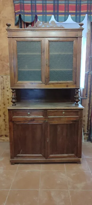 Mueble antiguo de madera y cristal