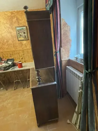 Mueble antiguo de madera y cristal