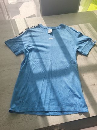 Camiseta Nike azul con logo