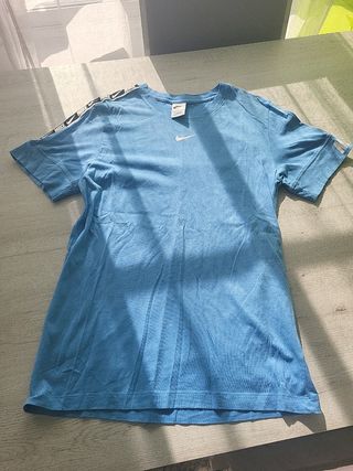 Camiseta Nike azul con logo