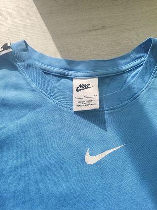 Camiseta Nike azul con logo