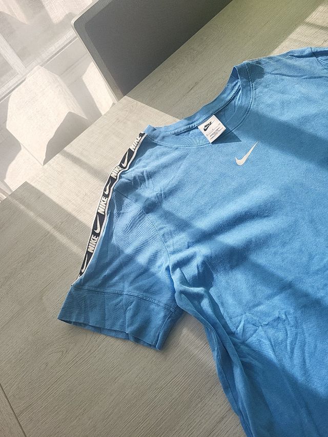 Camiseta Nike azul con logo