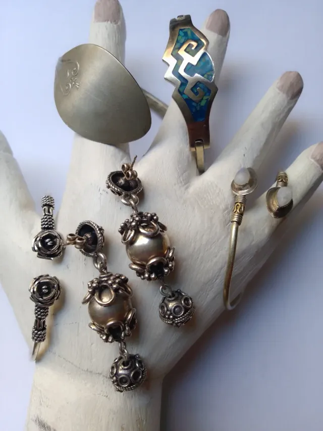 Brazaletes y pendientes antiguos