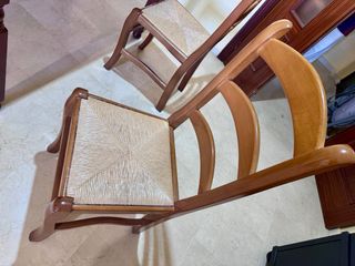 Mesa de comedor y 4 sillas de madera