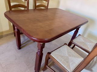 Mesa de comedor y 4 sillas de madera