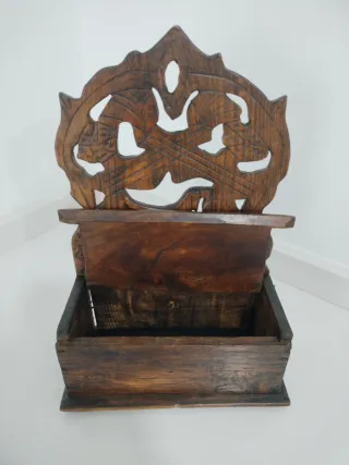 Antica scatola di legno intagliata portasale portaspezie