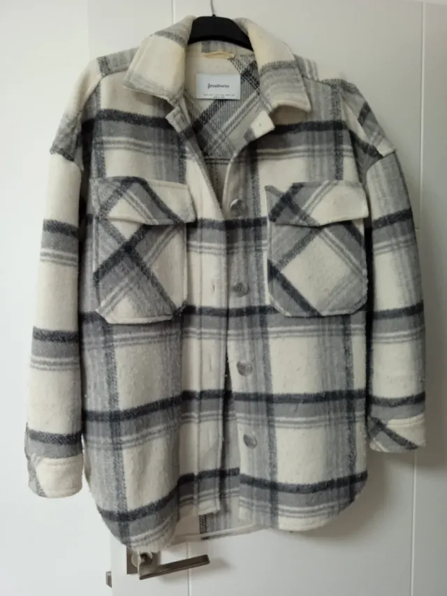 Chaqueta sobrecamisa cuadros Stradivarius