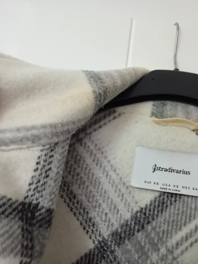 Chaqueta sobrecamisa cuadros Stradivarius