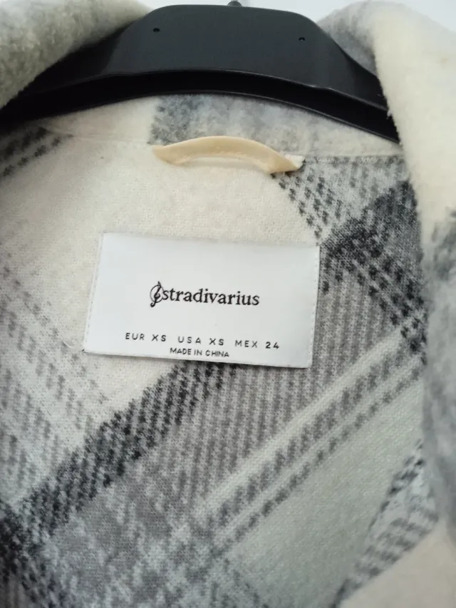 Chaqueta sobrecamisa cuadros Stradivarius