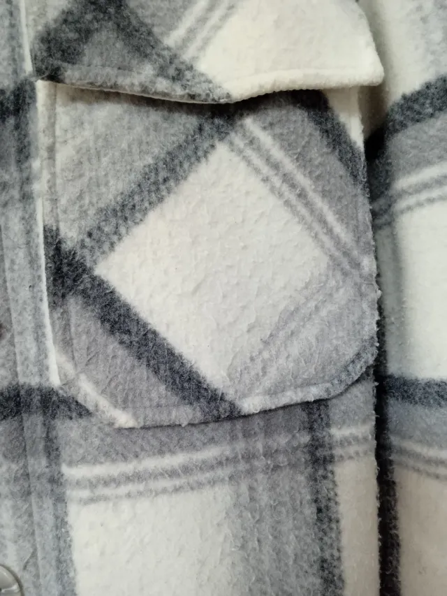 Chaqueta sobrecamisa cuadros Stradivarius