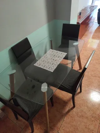 Mesa de cristal con 4 sillas