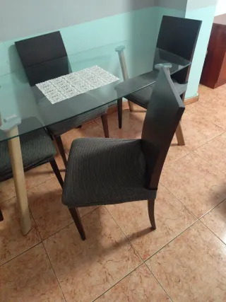 Mesa de cristal con 4 sillas