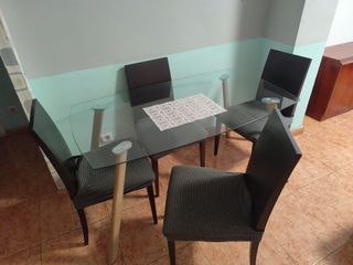 Mesa de cristal con 4 sillas