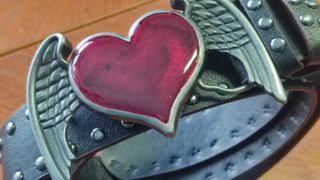 Cintura con fibbia cuore alato