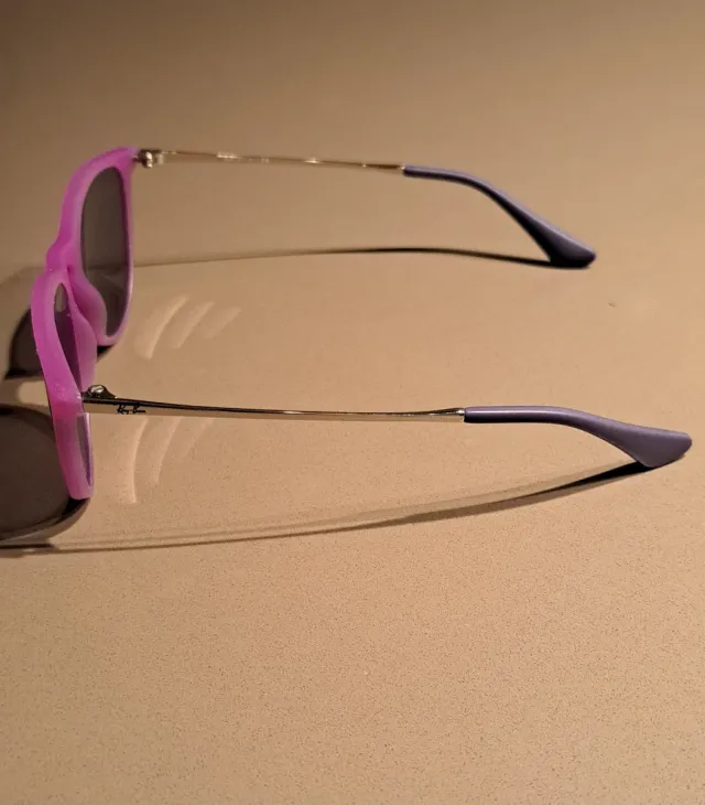 Occhiali da sole Ray-Ban rosa e viola per ragazze