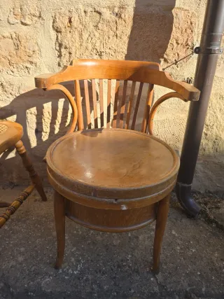 Silla antigua de madera con baño