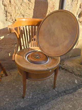 Silla antigua de madera con baño
